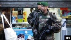 Полицейские в Париже, 7 января 2016