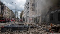 Пожарные работают в жилом районе Харькова после российского ракетного обстрела 6 сентября 2022 года. Фото: Reuters