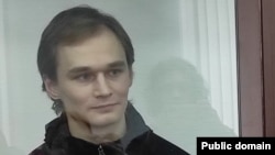 Russia -- Azat Miftakhov, political prisoner and his wife Elena Gorban in the court room, Yekaterinburg