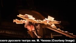 Сцена из спектакля "Гоголь. Портрет" в Рижском русском театре имени М.Чехова, режиссер Юрий Бутусов