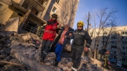 Эвакуация жительницы дома после обстрела. Киев, 16 марта 2022 года