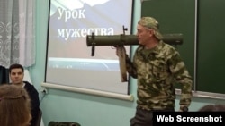 Школьникам показывают гранатомет на "Уроке мужества" в Ставропольском крае