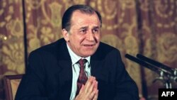 Ион Илеску во время пресс-конференции в Бухаресте 20 июля 1990 года