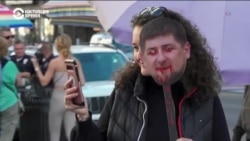 "Парад монстров": жители Калифорнии вышли на хеллоуиновскую акцию с портретами Путина, Кадырова и Шойгу