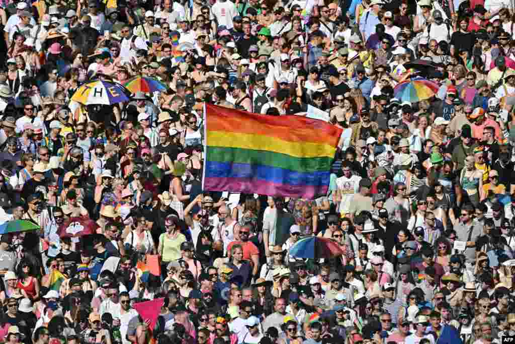 Среди участников марша были студенты, семьи и жители сельской местности, которые заявили, что никогда раньше не ходили на митинги. На одном из плакатов, которые несли участники мероприятия, было написано: "Никто из нас не свободен, пока все не свободны"