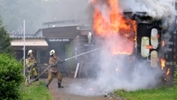 Пожарные устраняют последствия обстрела Харькова, в ходе которого погибли четыре человека. 26 мая 2022 года