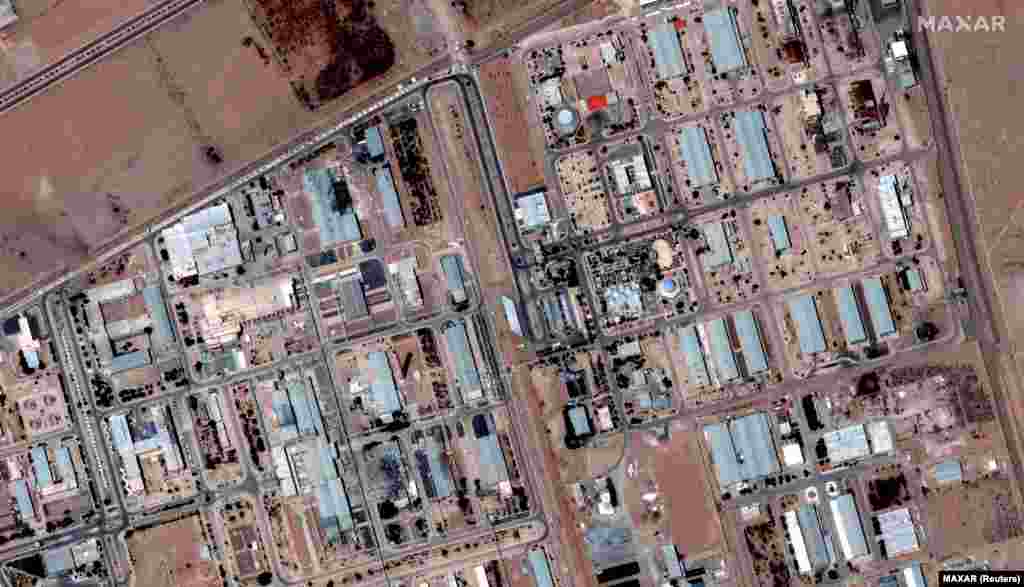 Еще один снимок также показывает разрушения наземной инфраструктуры завода 