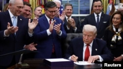 Трамп подписывает документ о возобновлении работы правительства вечером 12 ноября 2025 года