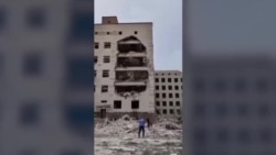 "Было два сильных взрыва, один за другим". Жители домов в Полтаве рядом с военным Институтом связи разбирают завалы и рассказывают об ударе