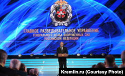 Президент РФ Владимир Путин выступает перед сотрудниками ГРУ в 2018 году