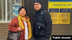 Журналист Тимур Нусимбеков и адвокат Жанар Балгабаева перед зданием полиции. 21 апреля 2025 года