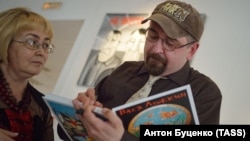 Вася Ложкин во время своей выставки в Екатеринбурге. Май 2014