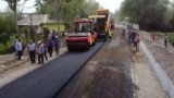 В Таджикистане люди строят своими силами автодорогу между селами. Властям эта ситуация выгодна: не надо тратить деньги из бюджета