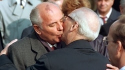 Председатель Верховного совета СССР Михаил Горбачев и председатель Госсовета ГДР Эрих Хонеккер на церемонии, посвященной 40-летию основания ГДР в Восточном Берлине, 6 октября 1989 года 