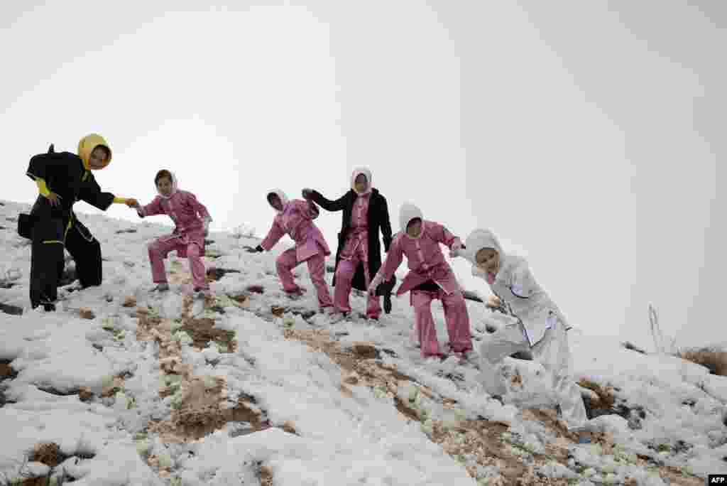 Родители занятие своей дочери поощряют. Отец Азими, Рахматулла, даже частично преподает в школе сам. &quot;Я горжусь своей дочерью и буду продолжать ее поддерживать&quot;, &ndash; говорит он&nbsp;