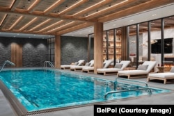 Вид на комнату с бассейном на первом этаже основного коттеджа. Иллюстрация из дизайн-проекта "Концептуальное решение интерьеров комплекса "Красная Поляна". Источник: BelPol