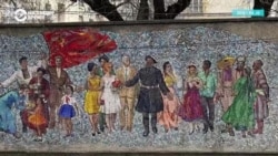 В Бишкеке демонтировали мозаику "Встреча гостей": она простояла на Проспекте Айтматова 60 лет. Горожане сносом возмущены