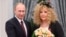 Архивное фото AP: президент России Владимир Путин и российская поп-певица Алла Пугачева на церемонии награждения в Кремле в Москве, Россия, 22 декабря 2014 года