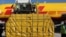 Погрузка посылок на почтовый самолет DHL