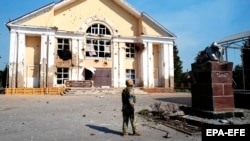 Украинский военный у разрушенного памяника Ленину в Судже, 21 августа 2024 года