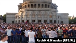 Протесты в Ереване перед зданием Администрации президента против повышения цен на электроэнергию, 24 июня 2015 года 