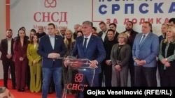 Синиша Каран в центре у трибуны