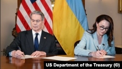 Министр финансов США Скотт Бессент и министр экономики Украины Юлия Свириденко подписывают соглашение по недрам