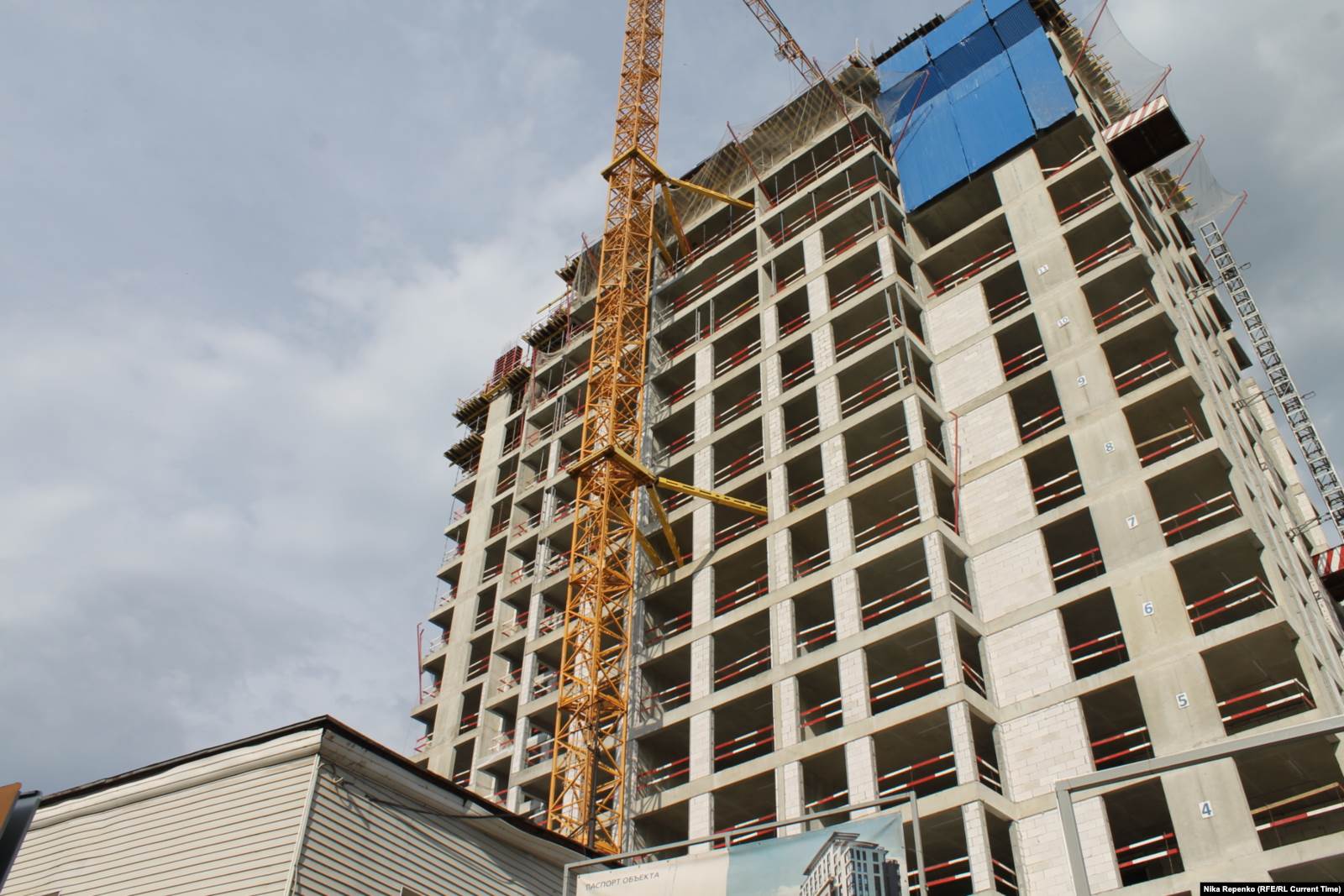 Стройка вблизи одного из осмотренных руководством "Ночлежки" зданий. В организации заранее опасаются, что будущие жильцы многоэтажки могут быть недовольны соседством с прачечной для бездомных