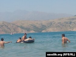 Ежегодно в знойные дни ташкентцы прячутся от жары на берегу Чарвакского водохранилища