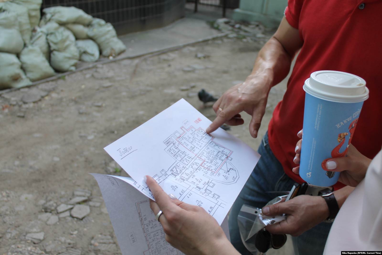 Сотрудники "Ночлежки" и риэлтор рассматривают план помещения, которое сдается в аренду