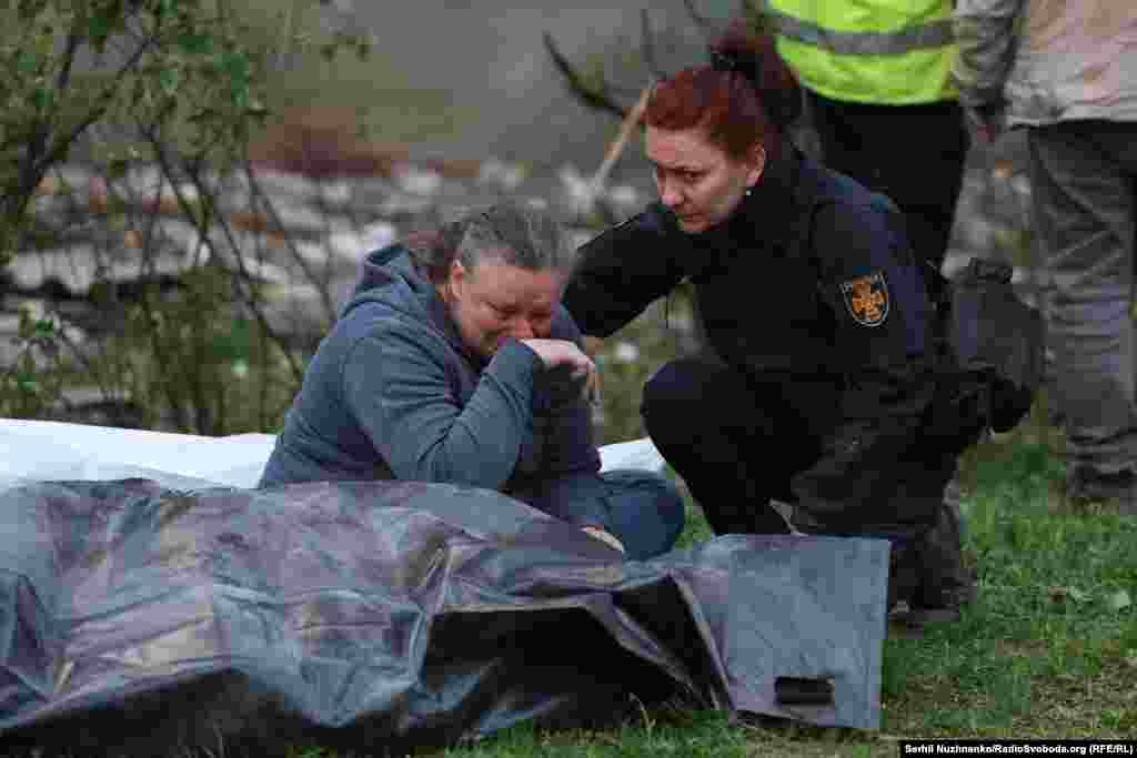 Женщина оплакивает одну из жертв теракта 24 апреля в Киеве