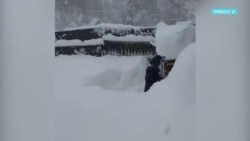 "Ну как, земляки, откопались?" Город Риддер на востоке Казахстана завалило снегом, сугробы доходят до полутора метров