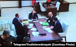 Журналистам кремлевского пула, допущенным в резиденцию Путина, приходится слушать его совещания по телевизору, который показывает стрим из кабинета. Фото: телеграм-канал "Вы слушали Маяк", ноябрь 2019-го