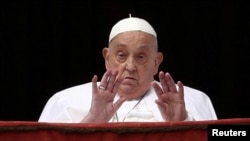 Папа римский Франциск во время его последнего обращения к верующим 20 апреля 2025 года