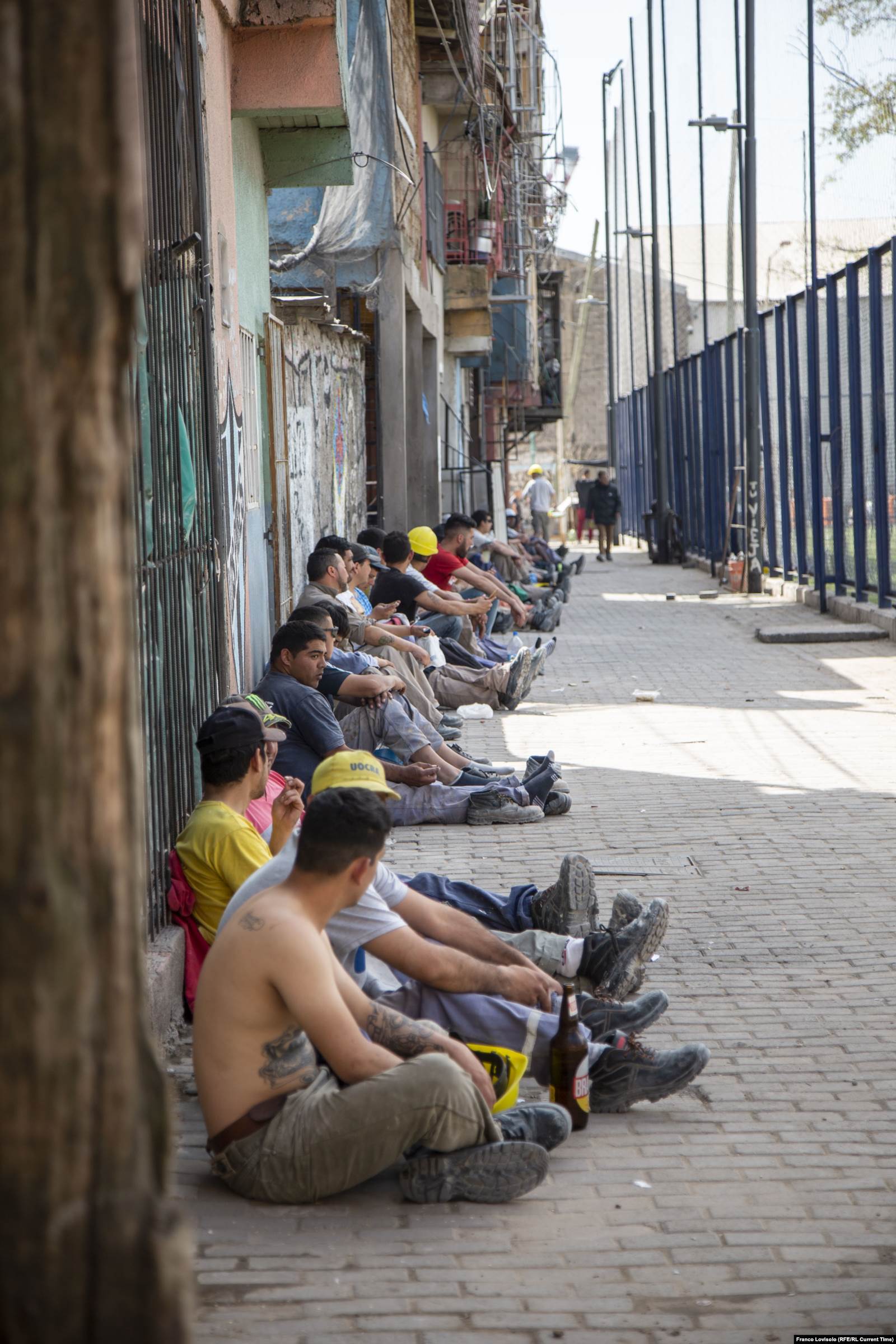 Живущие в вище мужчины в основном работают на стройках и сортировке мусора. Фото: Франко Ловисоло