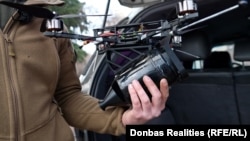 Оптоволоконный беспилотник в руках украинского военнослужащего, Донецкая область