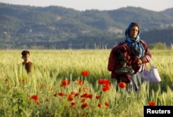 Беженка с детьми на греко-македонской границе. Май 2015