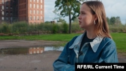 Алика у здания бывшей мануфактуры в Нарве