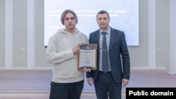 Фото награждения "студента, участвовавшего в СВО," Федора Хижина на сайте Балтийского технического госуниверситета