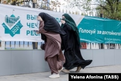 Женщины на улице Грозного. Иллюстративная фотография