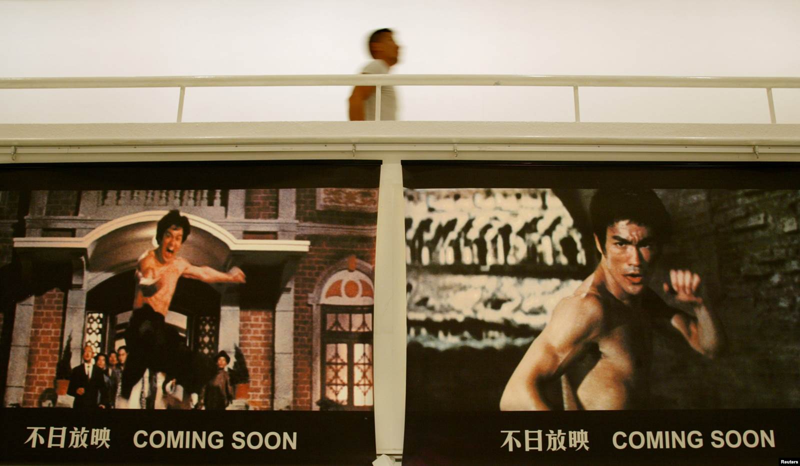 Брюс Ли умер в 1973 году, но культовые фильмы с его участием в СССР смотрели и в 80-х, и в 90-х. Сложно представить себе раздевалку клуба карате без постера с Брюсом Ли. (На фото: анонс открытия выставки в Гонконге к 30-й годовщине смерти актера)