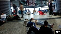 Пассажиры на железнодорожной станции в Мадриде, 28 апреля 2025 года