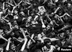 Толпа на площади в Тегеране во время похорон иранского лидера аятолы Али Хомейни. 5 июня 1989