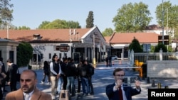 Журналисты в ожидании переговоров России и Украины у дворца Долмабахче, Стамбул, 15 мая 2025 года