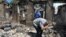 Этнический узбек на руинах собственного дома в Оше.14 июня 2010 года 