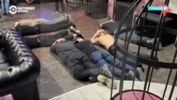 В Москве силовики сорвали секс-вечеринку в свингер-клубе, десятки задержанных отправили в призывной пункт 