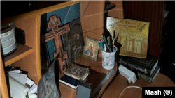 Фото оперативной съемки во время обысков дома у иеромонаха Никандра