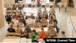 Столовая в школе, полностью отделанная деревом