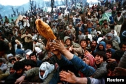 Бежавшие из Ирака курды – в лагере для беженцев на турецкой границе. 5 апреля 1991