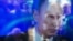 Изображение Владимира Путина по ТВ, Луганск, 2014 год